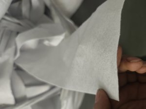 长期出售做湿巾下来的涤粘无纺布，涤粘无纺布边角料，涤50黏胶50，现货3吨左右