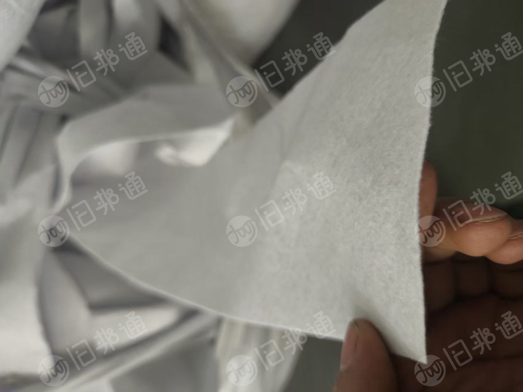 长期出售做湿巾下来的涤粘无纺布，涤粘无纺布边角料，涤50黏胶50，现货3吨左右