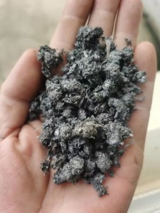 长期出售清洗过的pet苹果反光膜破碎料，水分不超过20%，现货几百吨