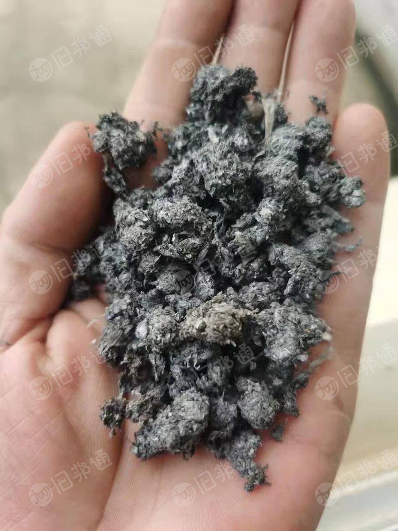 长期出售清洗过的pet苹果反光膜破碎料，水分不超过20%，现货几百吨