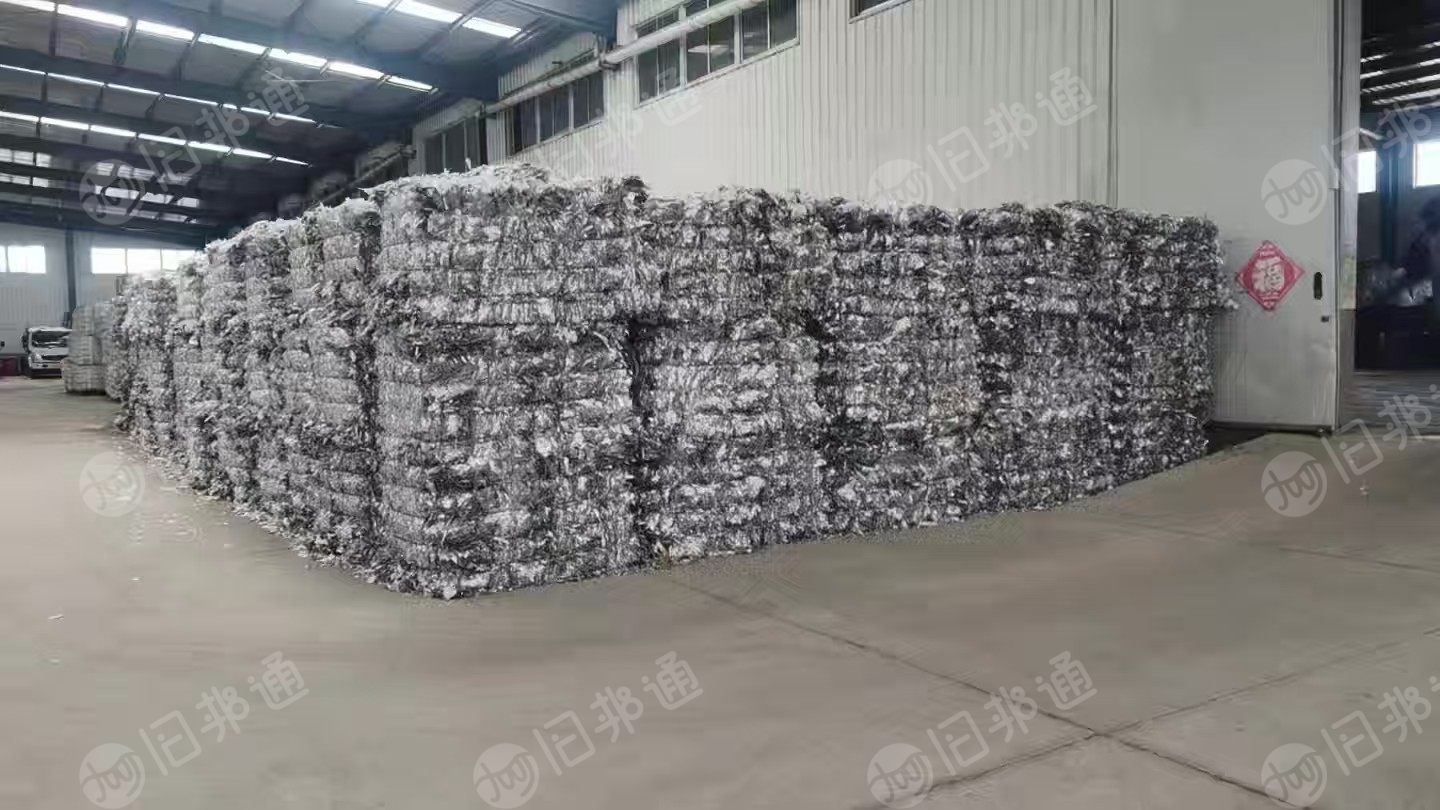 长期出售清洗过的pet苹果反光膜破碎料，水分不超过20%，现货几百吨