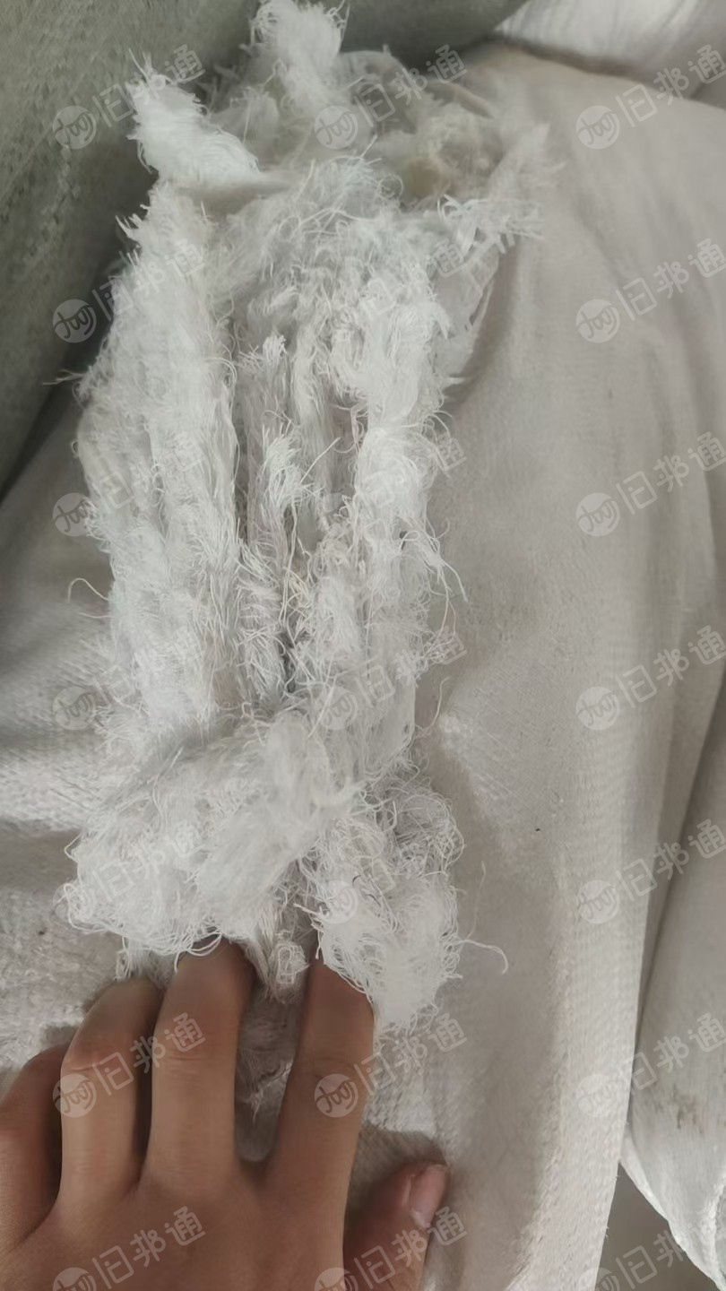 出售漂白布边纱，纯棉和涤棉混在一起卖，含棉量60-70，现货有二三十吨，货在江苏南通