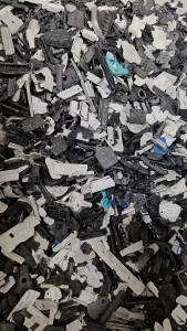 长期出售abs/pc合金破碎料，增强合金手机壳破碎料，金属有挑出来，现货10吨