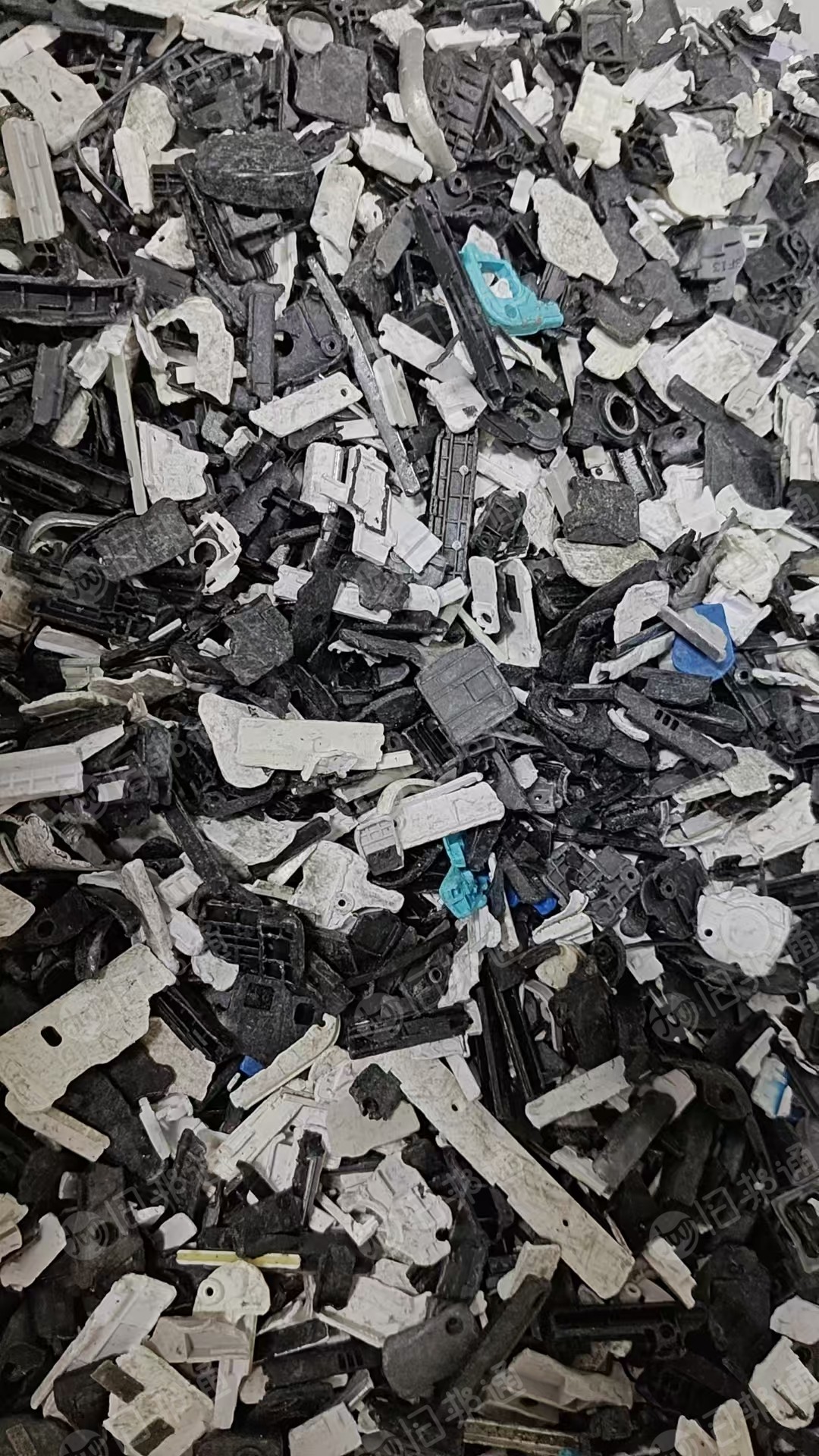长期出售abs/pc合金破碎料，增强合金手机壳破碎料，金属有挑出来，现货10吨
