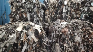 长期出售环保pvc汽车革边角料，现货一挂车，可直接上机