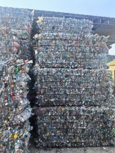 长期出售三色瓶砖，现货50吨左右