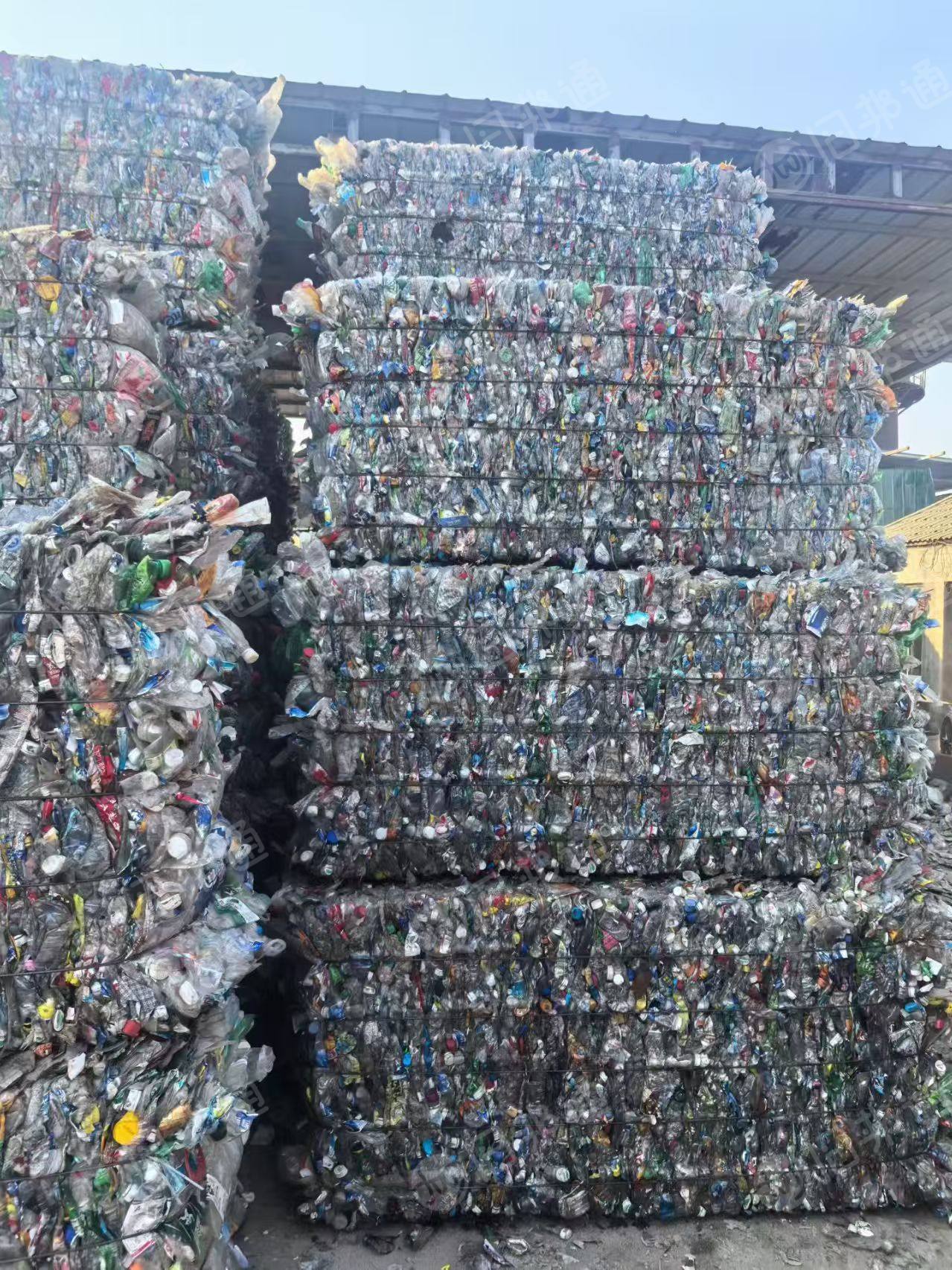 长期出售三色瓶砖，现货50吨左右