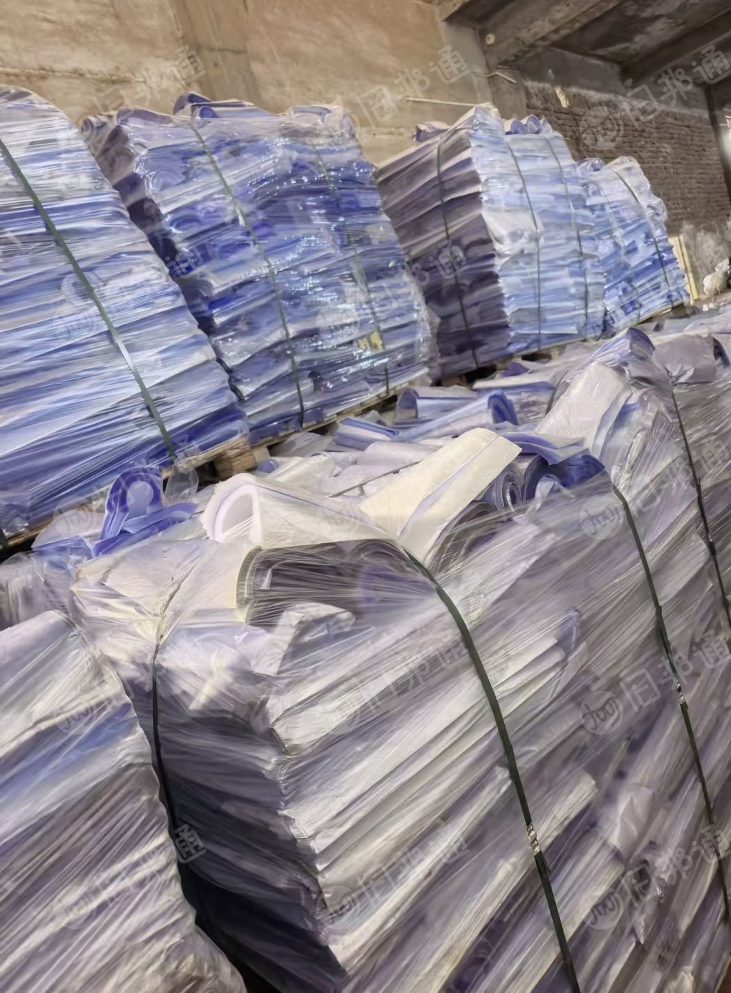 出售PE变色龙膜废料，现货够车，都是去管芯的