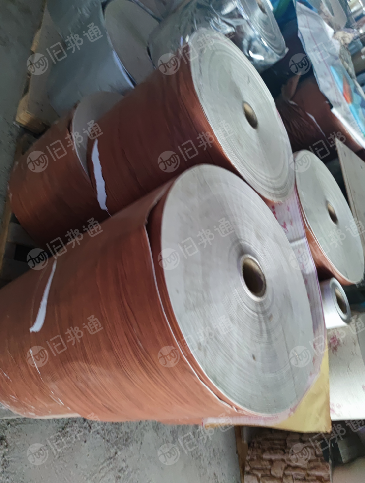 出售软质PVC不干胶墙纸，50-53克，有卷筒和压包料