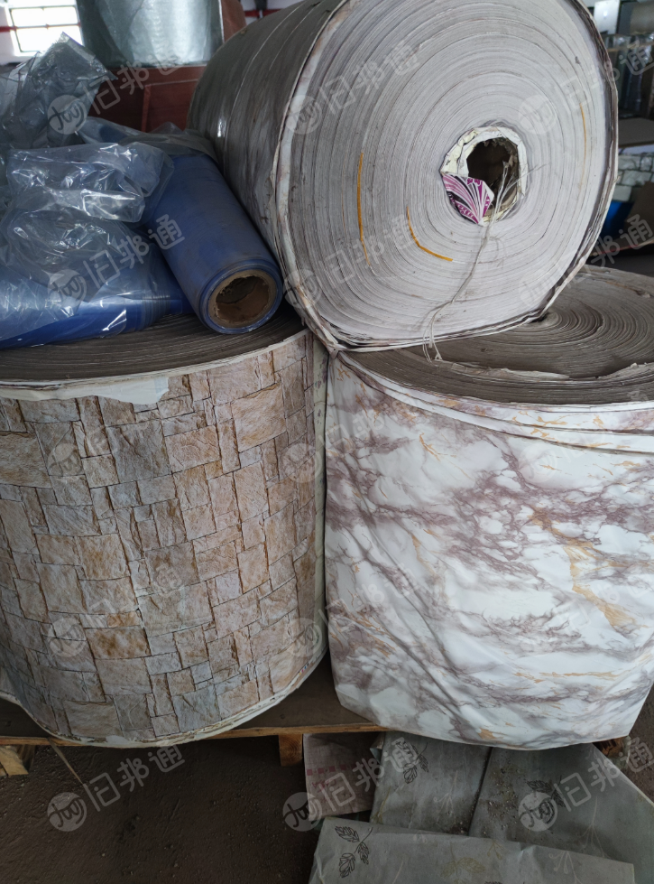 出售软质PVC不干胶墙纸，50-53克，有卷筒和压包料