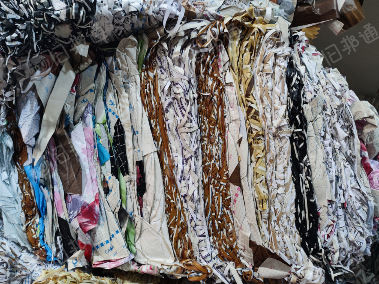 出售软质PVC不干胶墙纸，50-53克，有卷筒和压包料