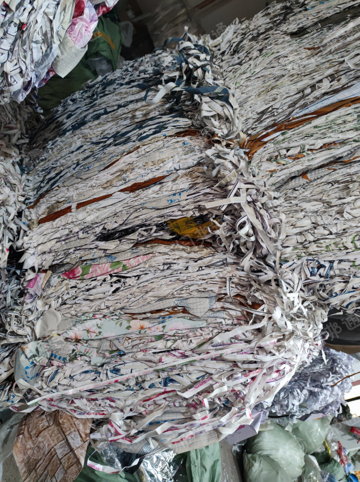 出售软质PVC不干胶墙纸，50-53克，有卷筒和压包料