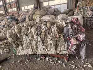 长期出售碎布黑料燃烧料，送发电厂水泥厂用，都是压包好的，每个月200吨