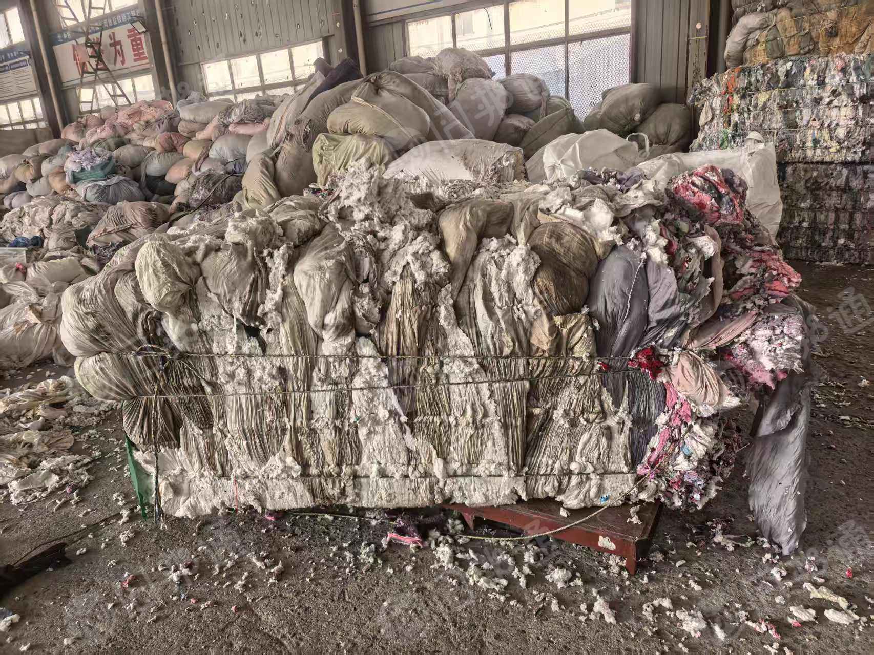 长期出售碎布黑料燃烧料，送发电厂水泥厂用，都是压包好的，每个月200吨