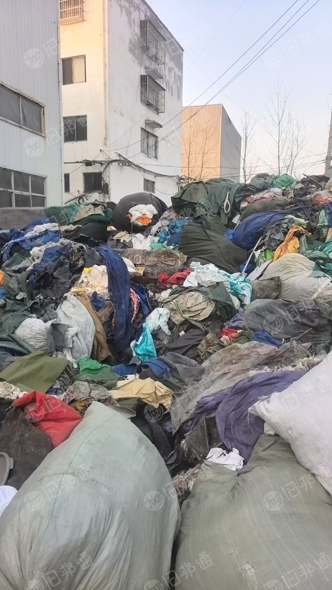 长期出售碎布黑料燃烧料，送发电厂水泥厂用，都是压包好的，每个月200吨