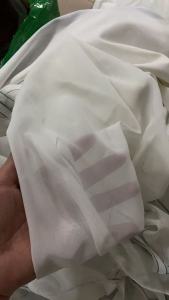 长期出售窗帘厂下来的涤棉废布，涤棉边角料，有带黑边的，也有带绣花的，含棉量80，现货6吨