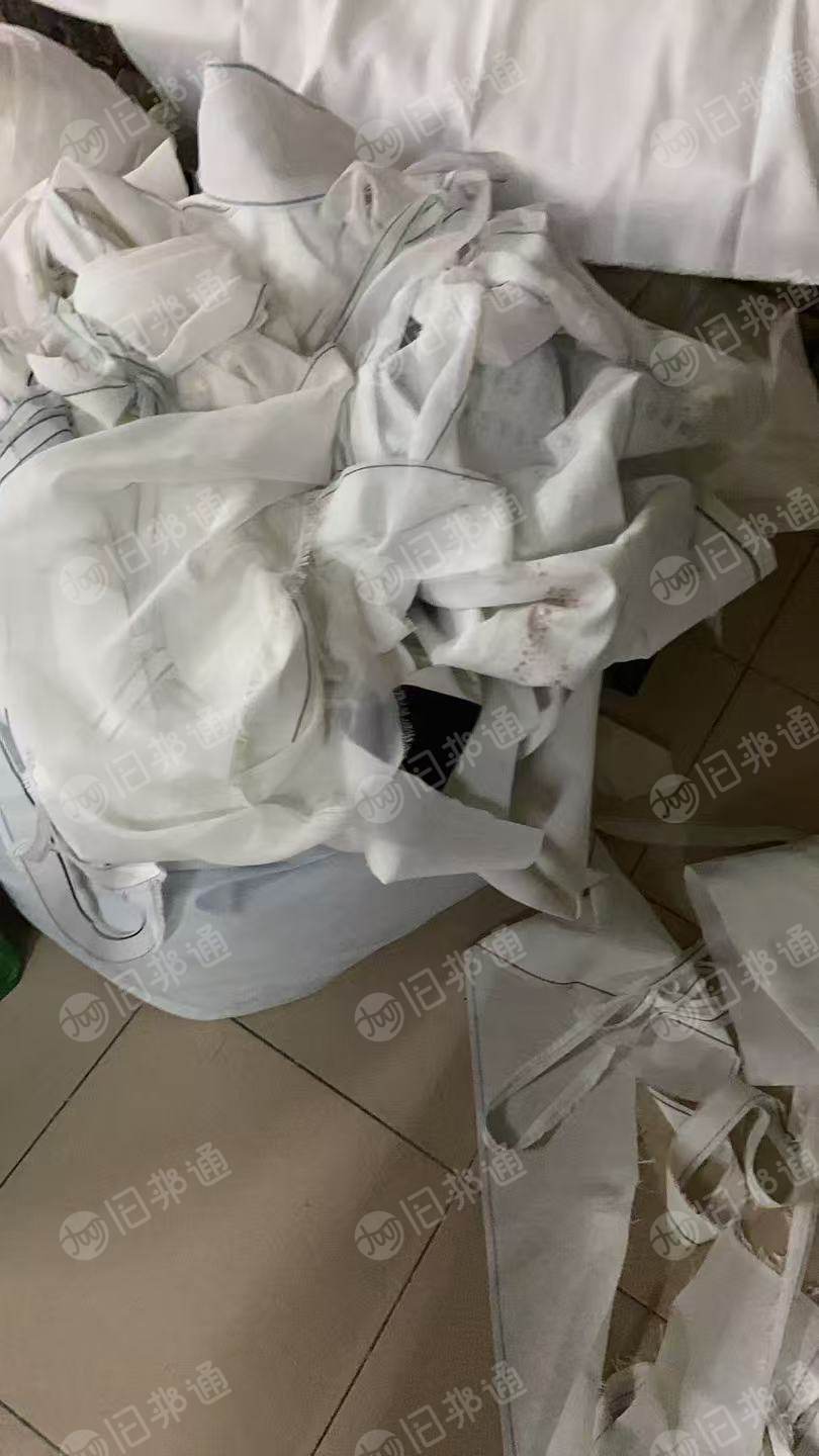 长期出售窗帘厂下来的涤棉废布，涤棉边角料，有带黑边的，也有带绣花的，含棉量80，现货6吨