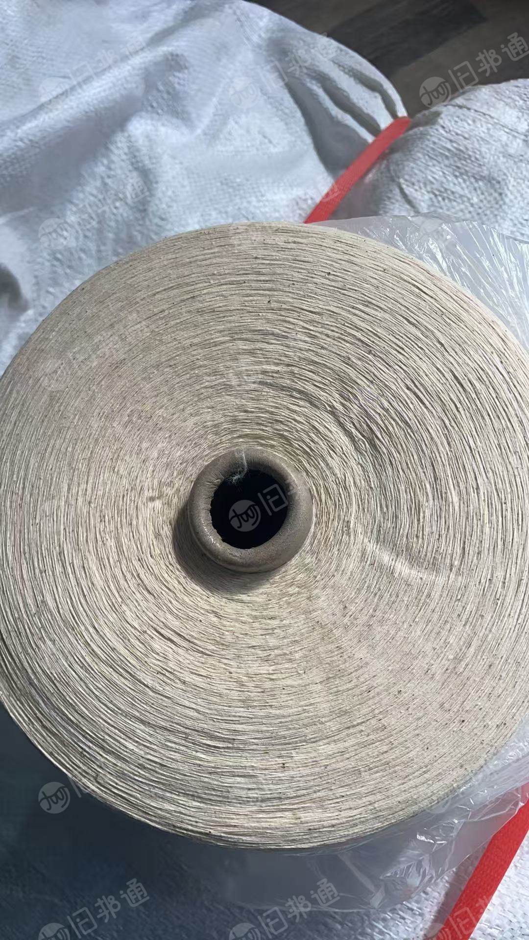出售环锭纺下来的纯棉纱线，纯棉棉纱，库存纱线，21支的，12个轴子一包，现货35吨