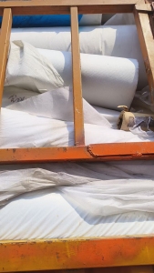 出售涤纶无纺布，涤纶无纺布卷材，当边角料卖，有白色跟黑色，衬衣里子布下来的，现货有9.6米一车