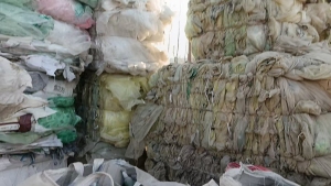 出售风电黄膜废料，是尼龙复合的，带黑色胶条的，现货40/50吨