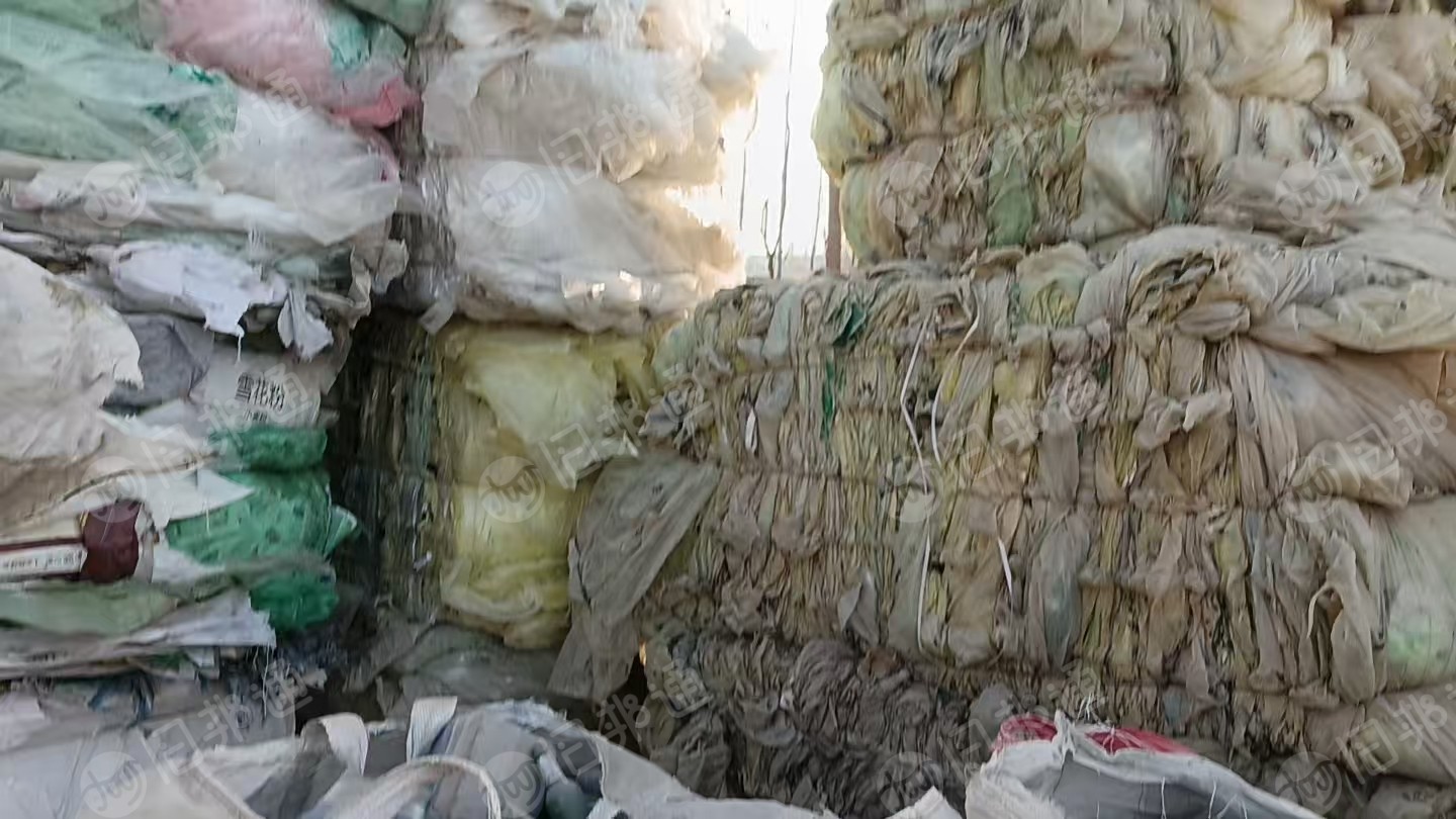 出售风电黄膜废料，是尼龙复合的，带黑色胶条的，现货40/50吨