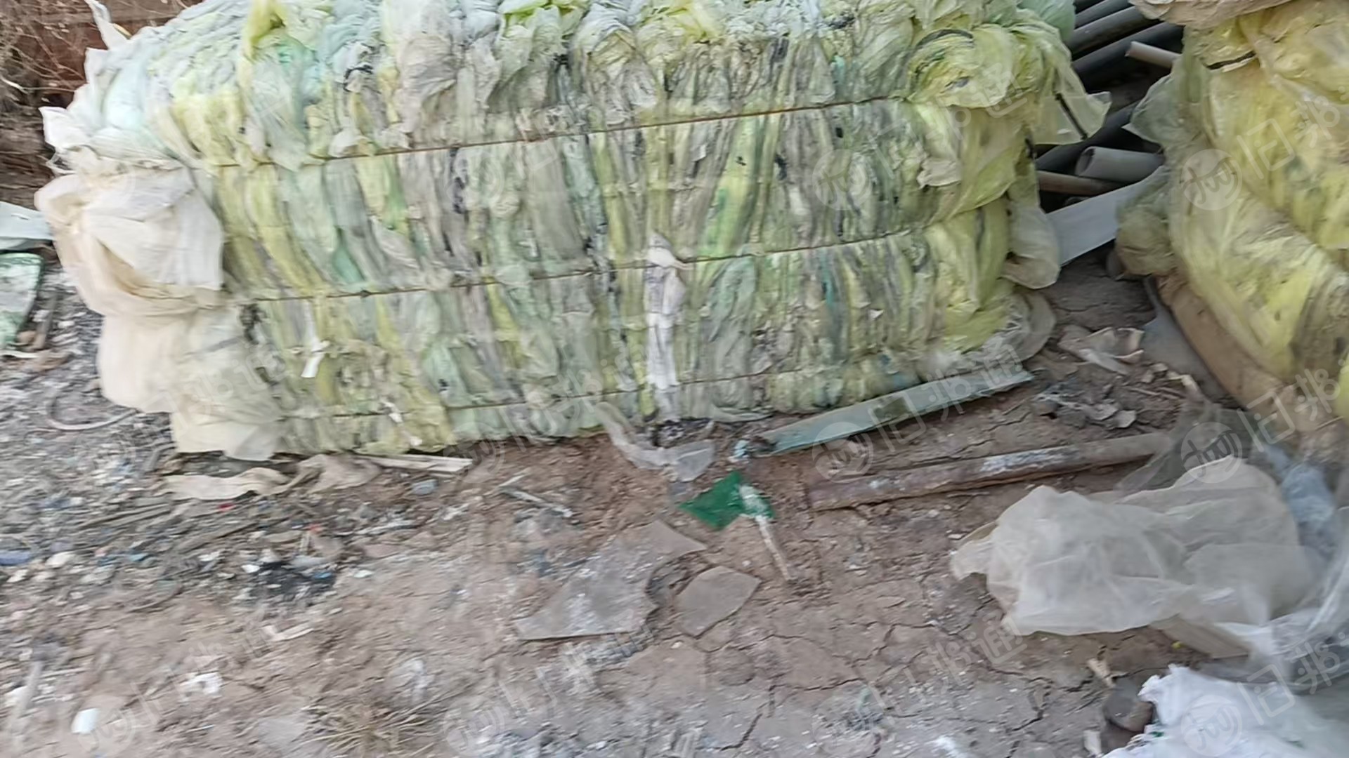 出售风电黄膜废料，是尼龙复合的，带黑色胶条的，现货40/50吨