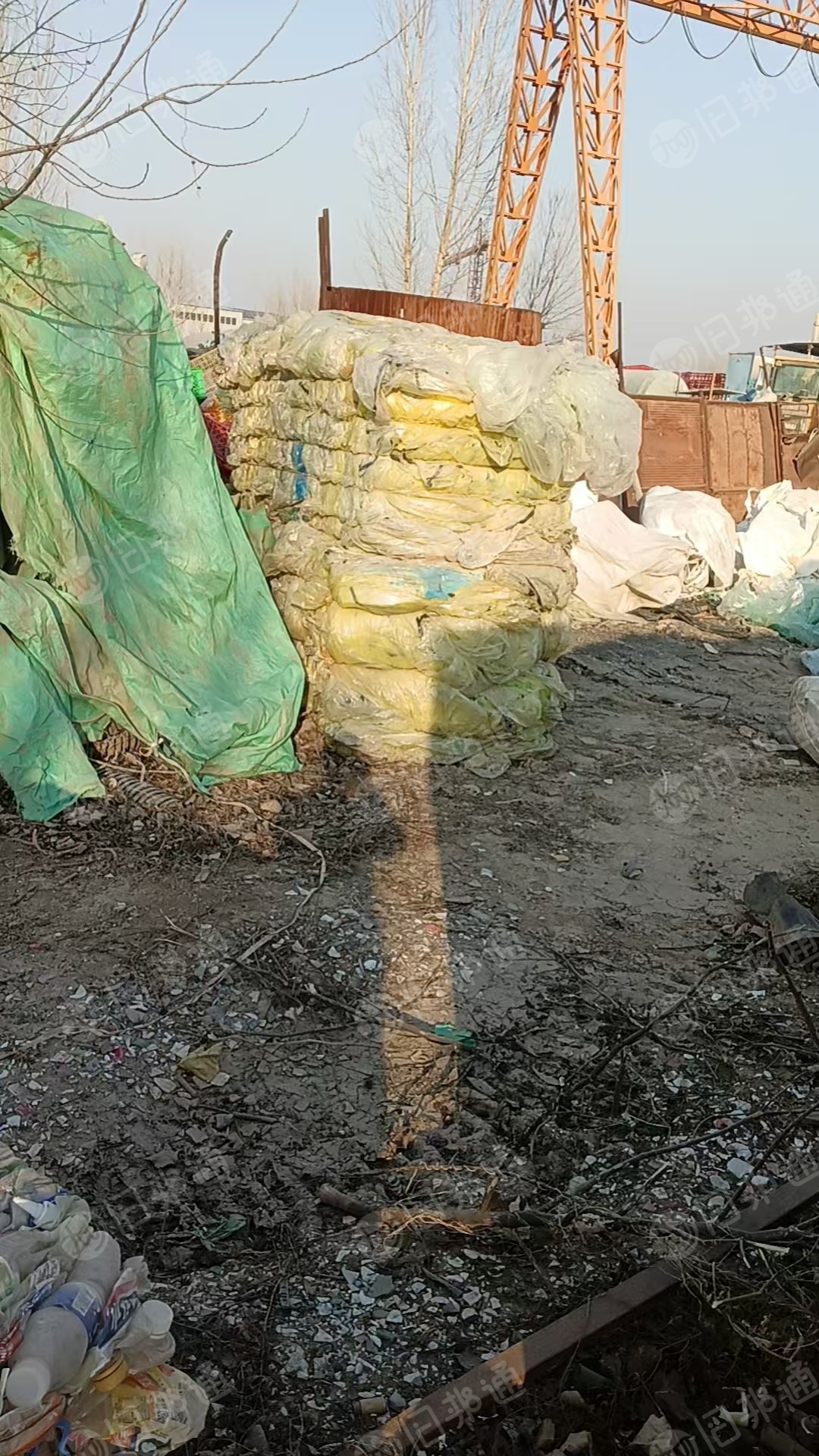 出售风电黄膜废料，是尼龙复合的，带黑色胶条的，现货40/50吨