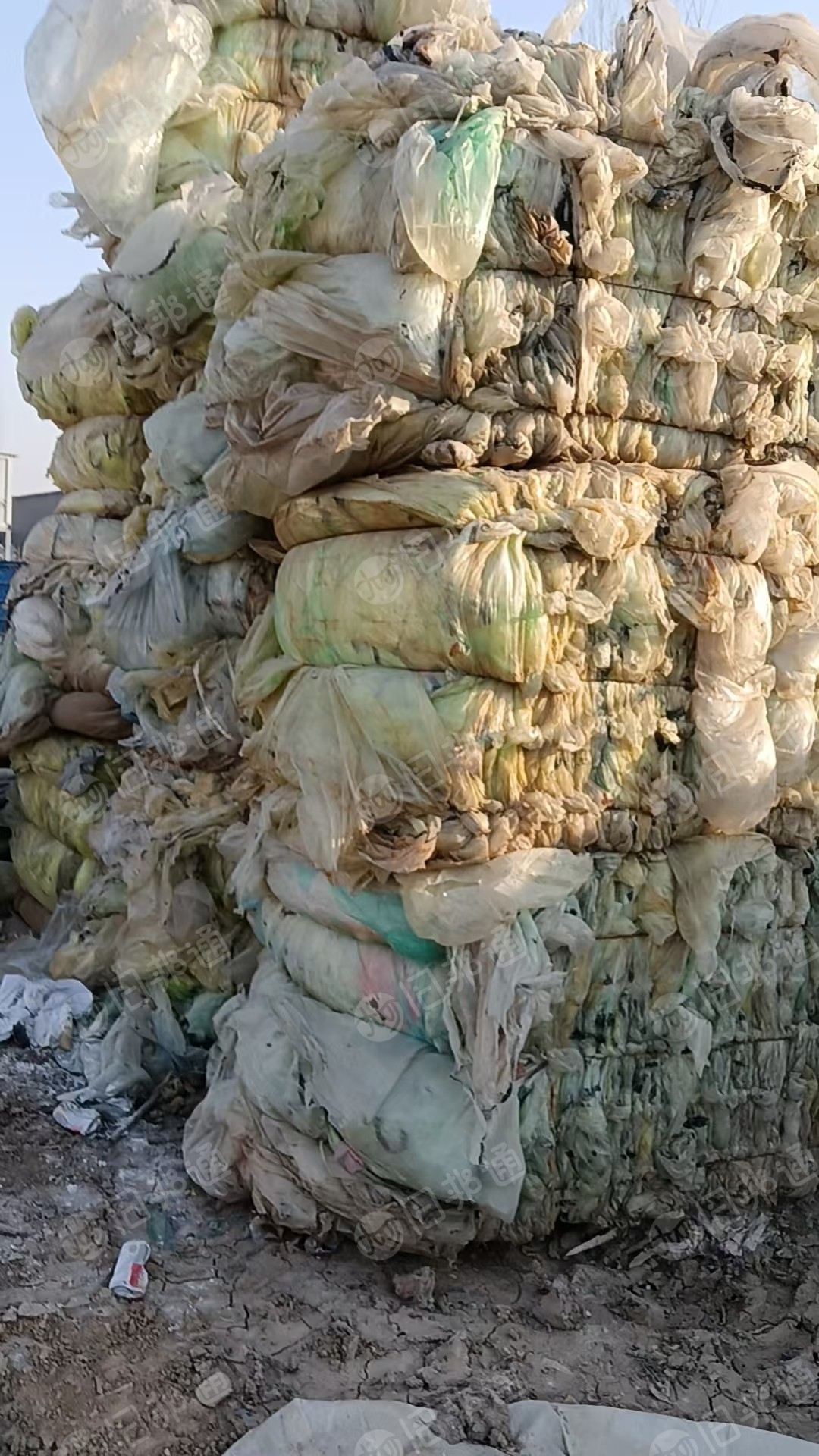 出售风电黄膜废料，是尼龙复合的，带黑色胶条的，现货40/50吨