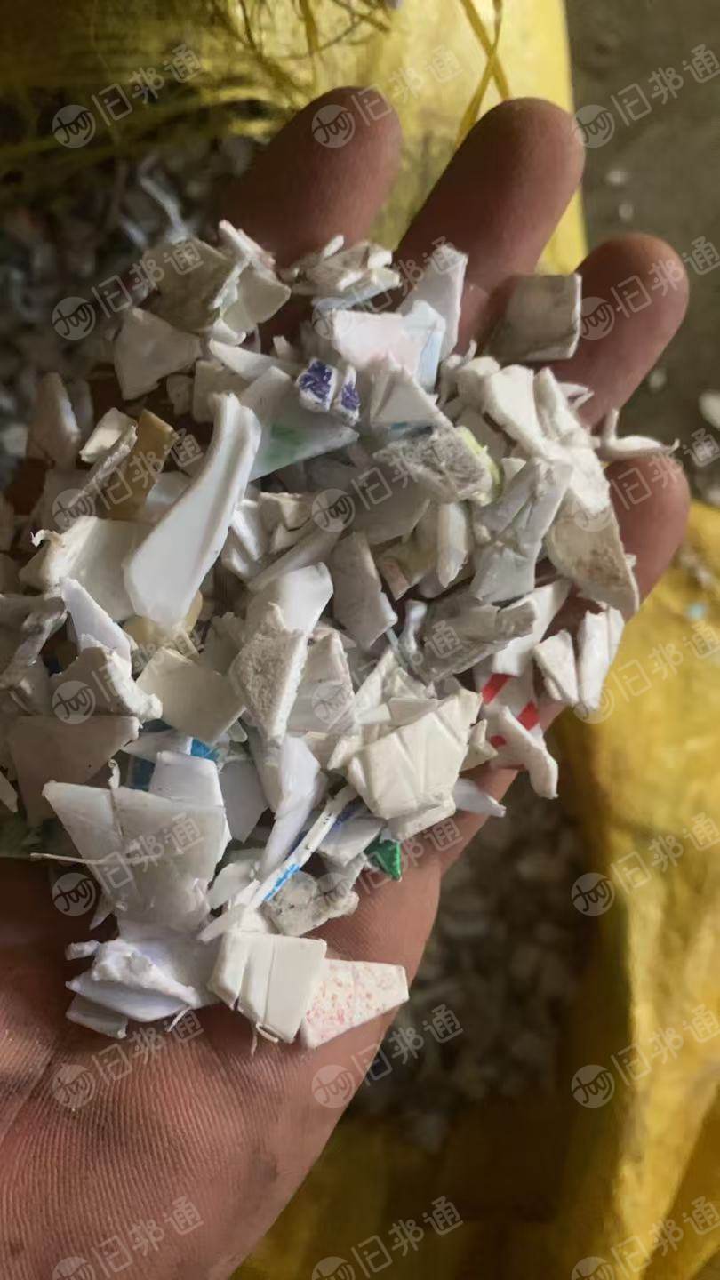 出售涂料桶破碎料，水破锅水池甩干的，现货9.6一车