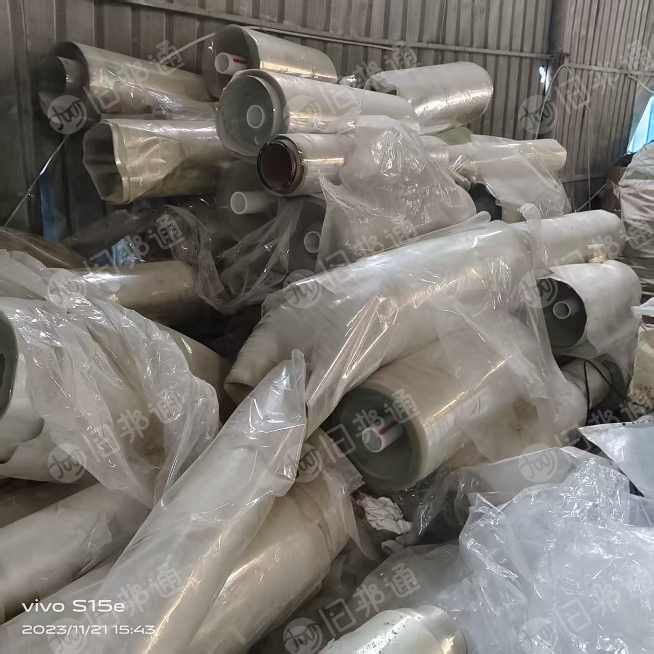 出售PET轻胶膜废料，卷筒散膜压包统货出，现货70吨左右