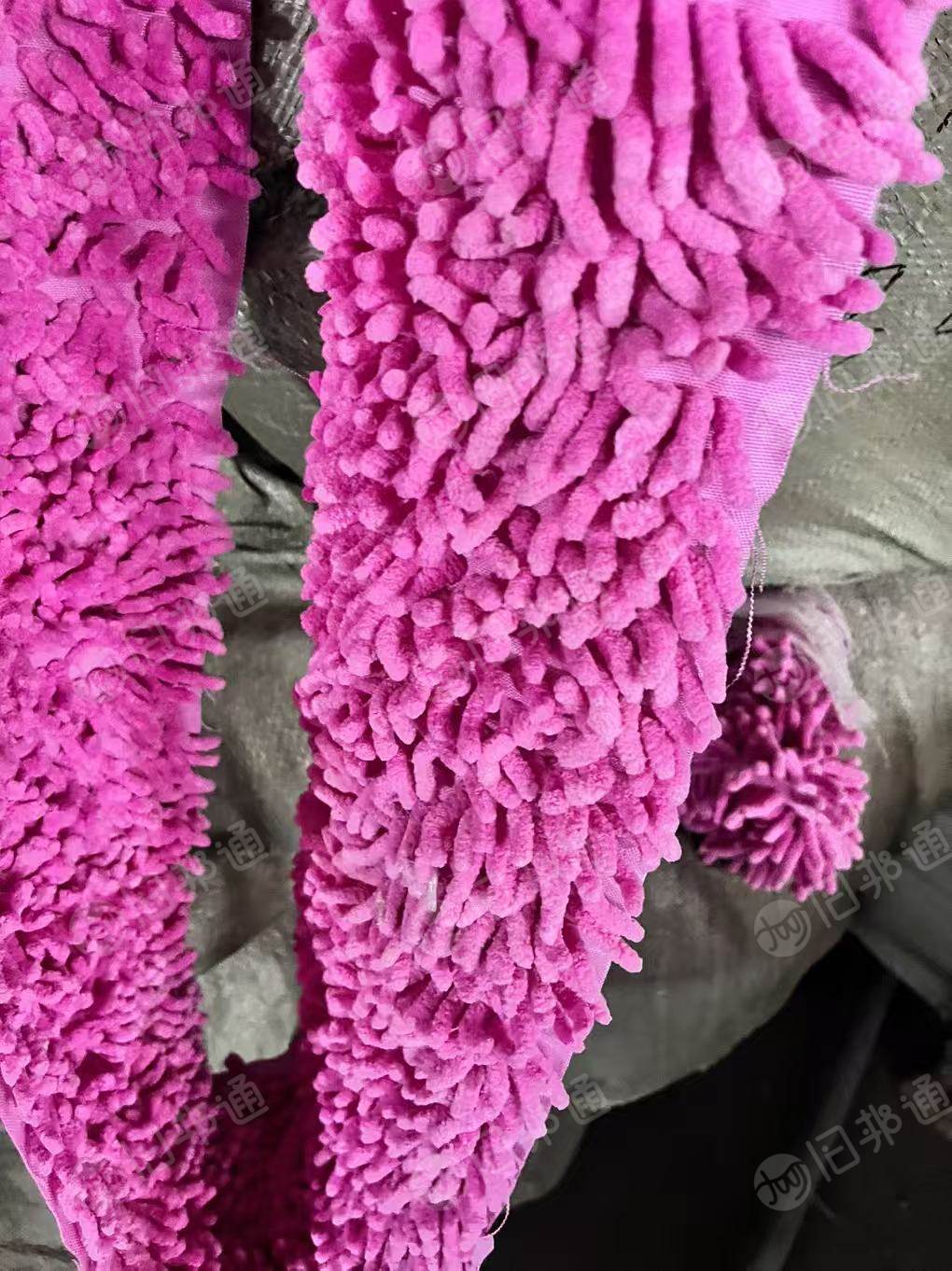 厂家出售雪尼尔库存布，可以做地拖，现货有四五吨，货在山东淄博