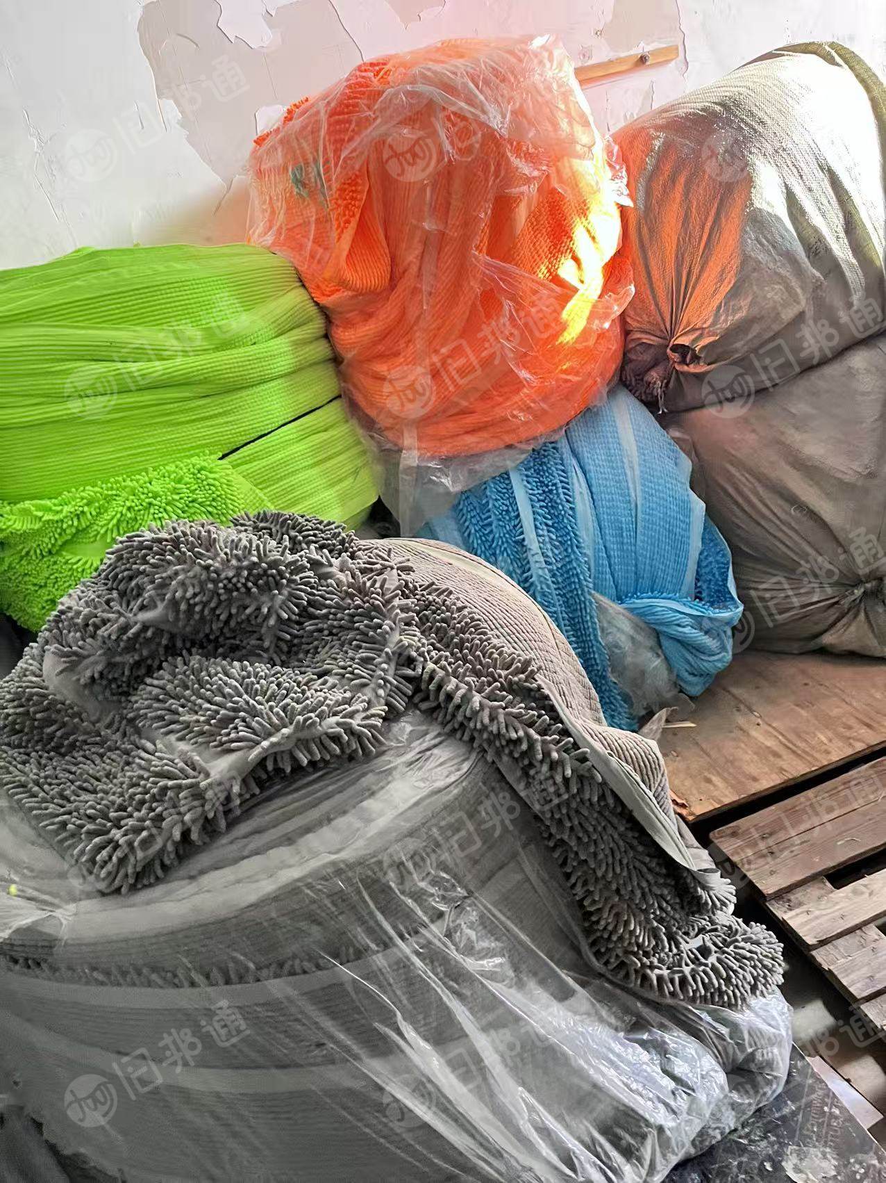 厂家出售雪尼尔库存布，可以做地拖，现货有四五吨，货在山东淄博