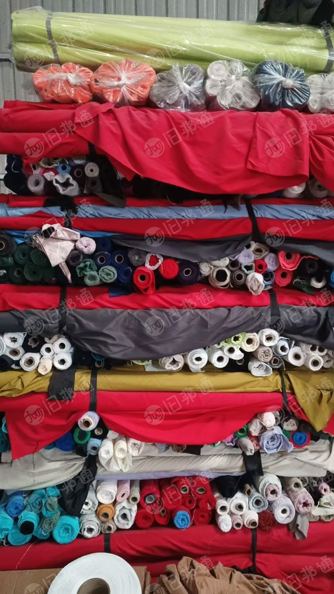 长期出售涤纶小卷布，色胚小卷布，涤纶卷布，现货有10吨，货在江苏苏州