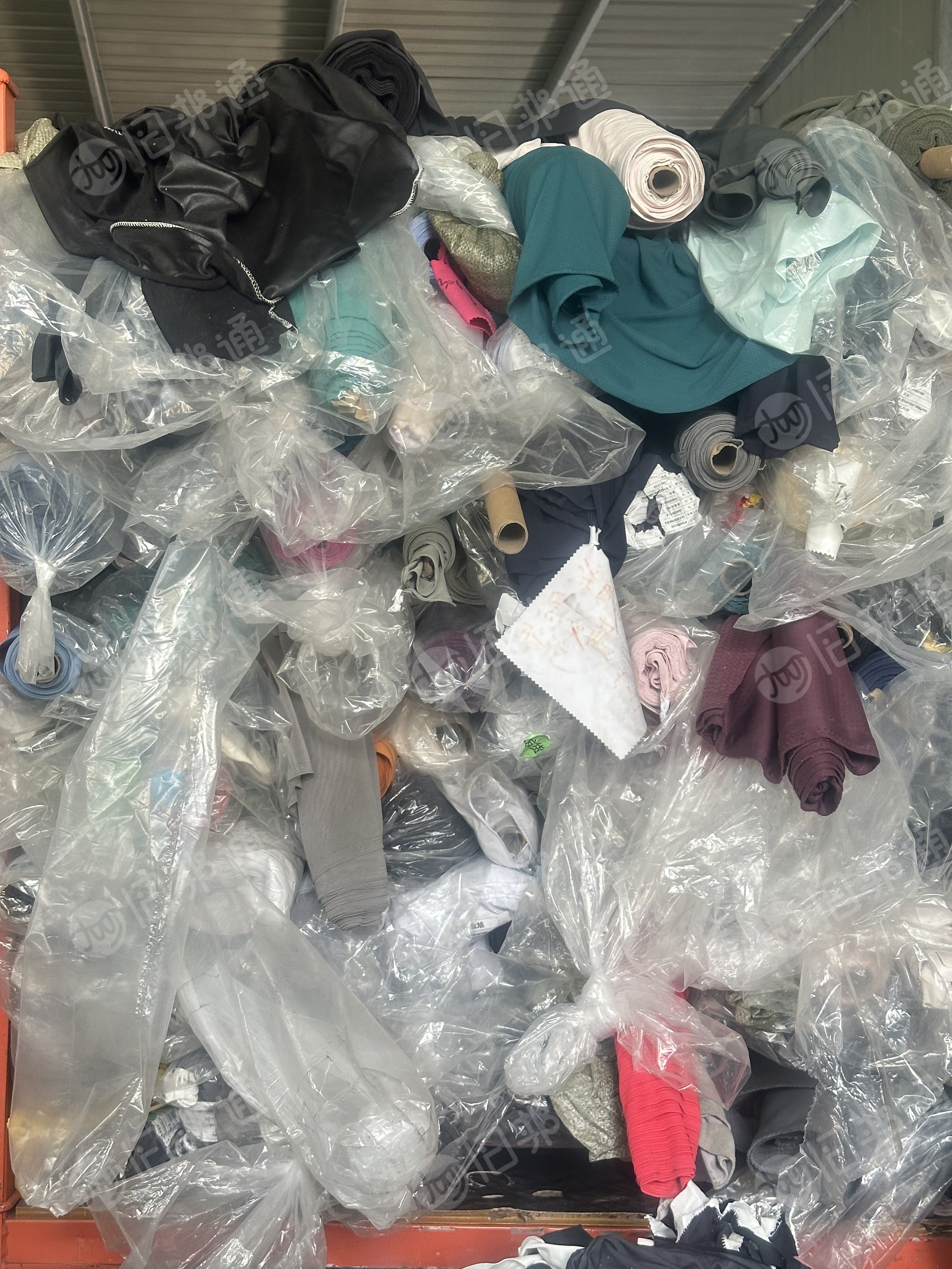 出售库存卷布，库存服装处理布，涤氨材质，也有涤棉空气层，大小卷都有，现货有3吨多