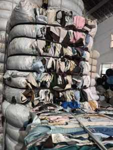 出售涤纶废布，窗帘布边角料，全涤遮光布，现货有20来吨，货在浙江绍兴