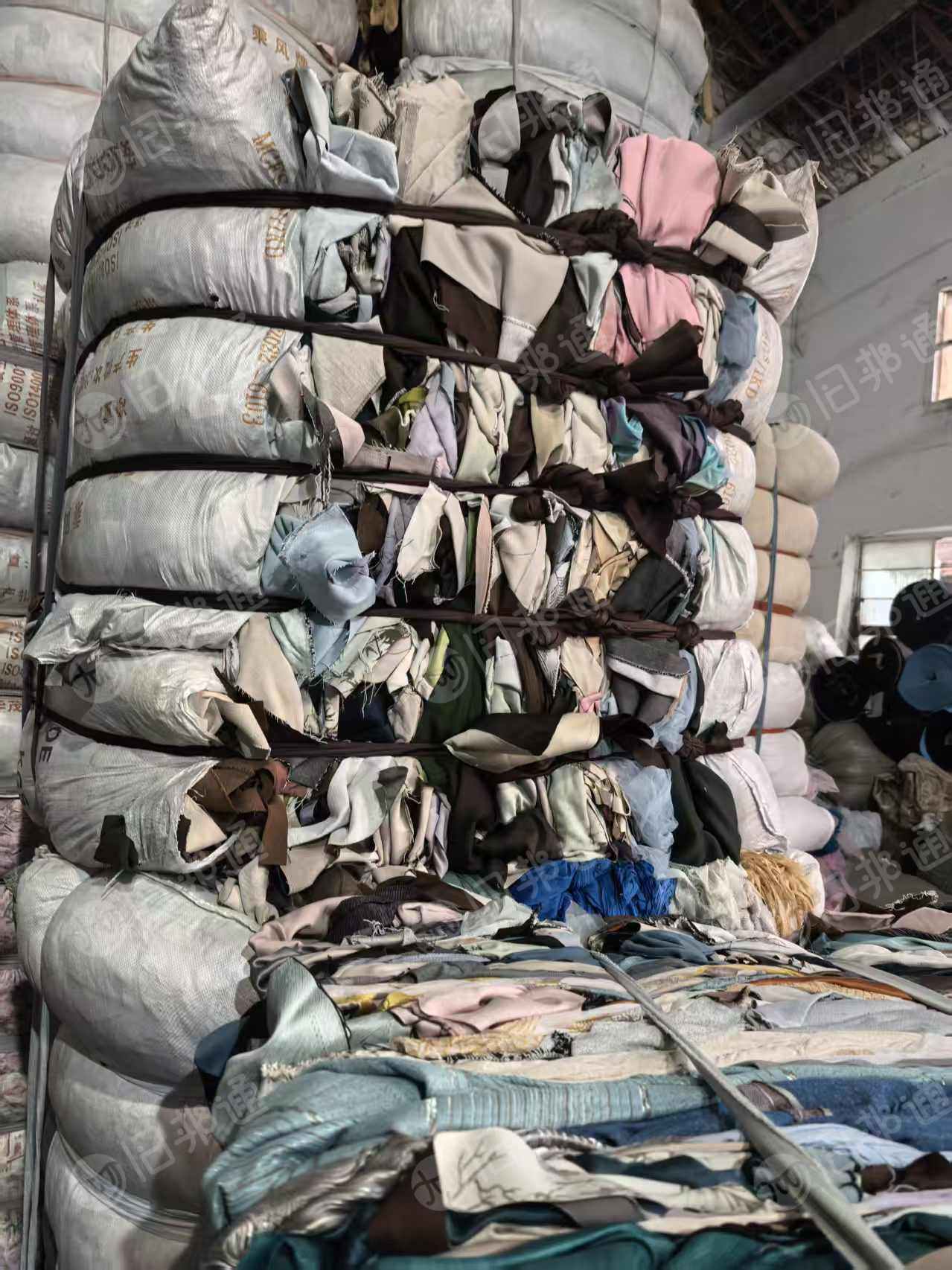 出售涤纶废布，窗帘布边角料，全涤遮光布，现货有20来吨，货在浙江绍兴