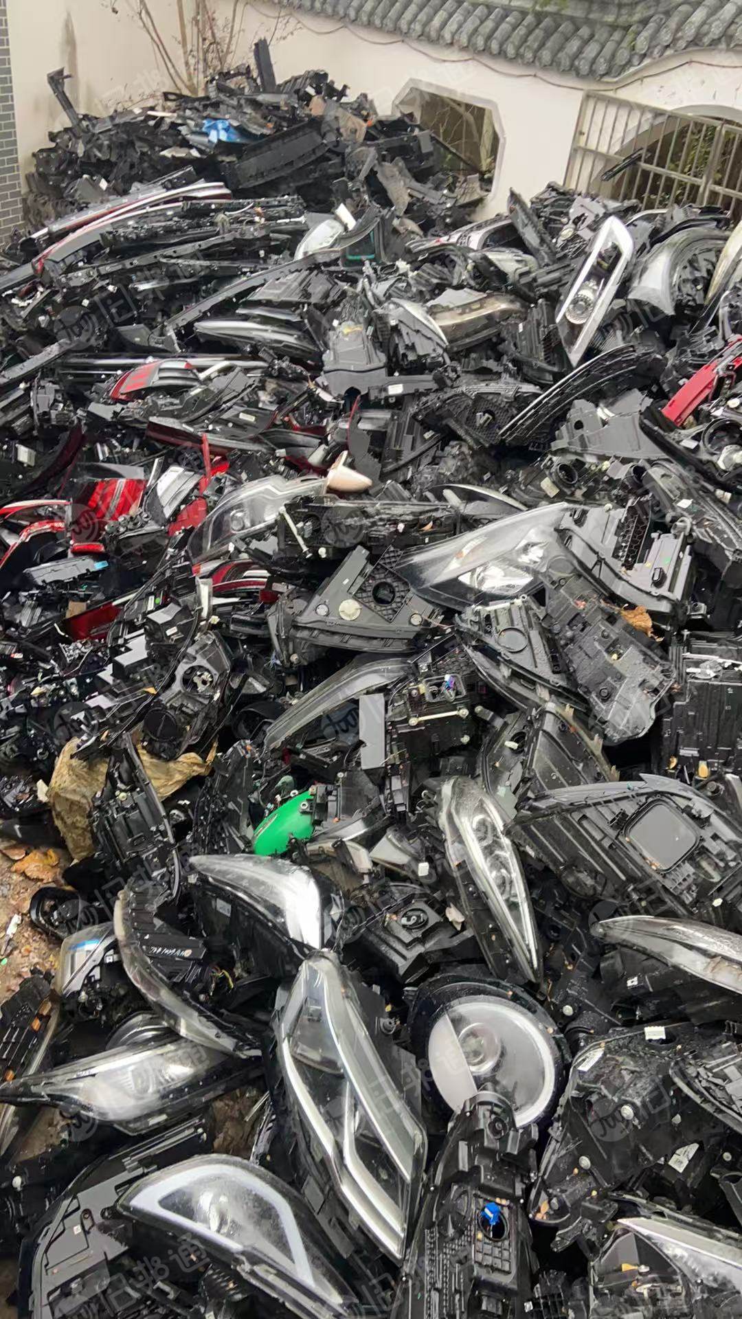 出售汽车大灯毛料，4S店和保险公司下来的，每个月货量不一定，长期有