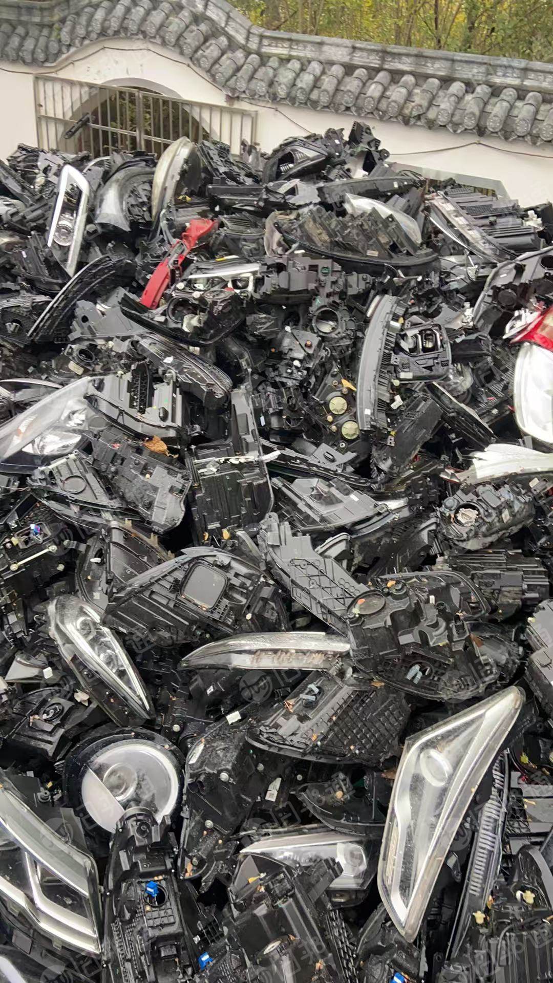 出售汽车大灯毛料，4S店和保险公司下来的，每个月货量不一定，长期有