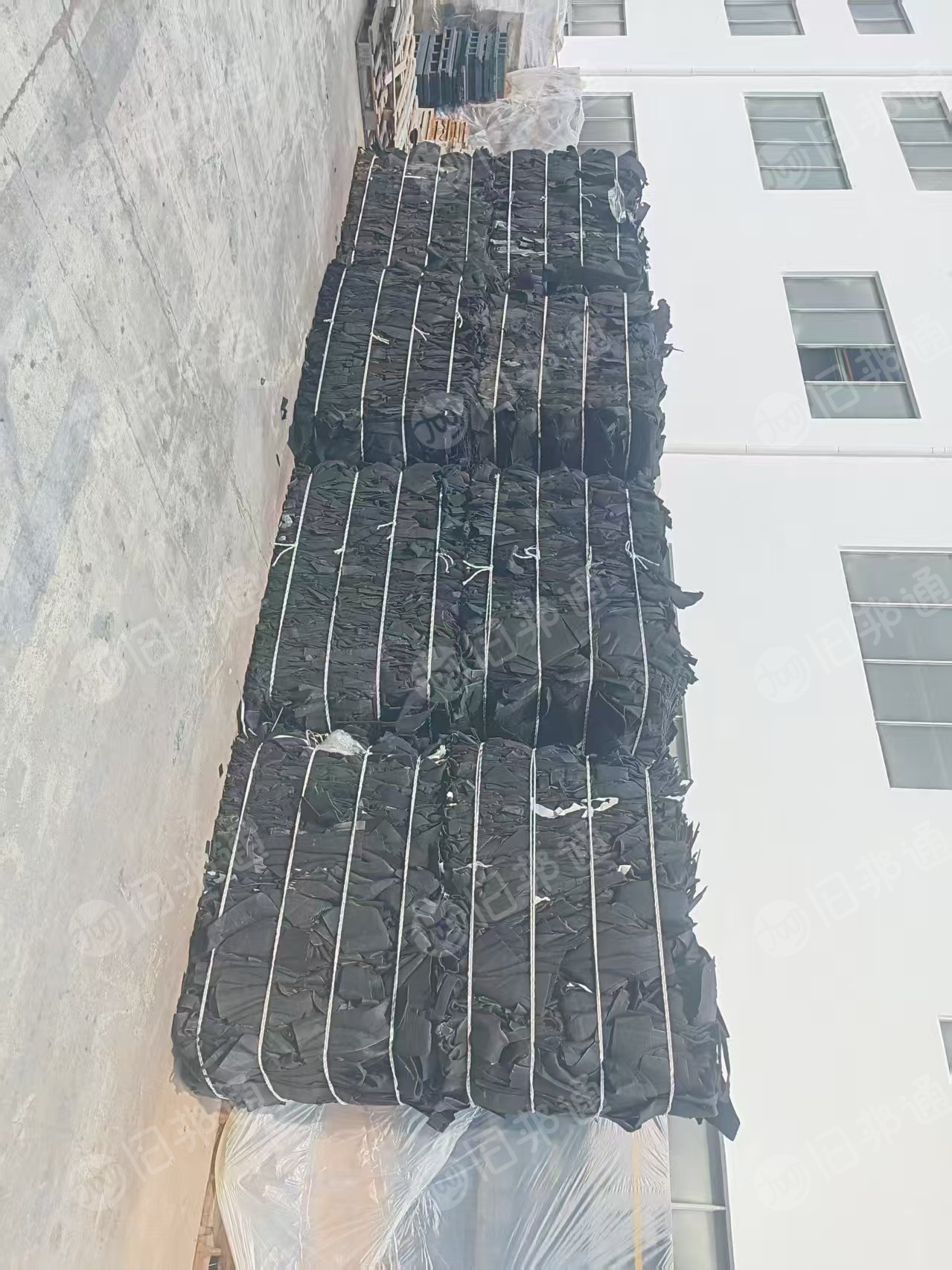 长期出售汽车轮毂边料，涤纶汽车内饰，汽车内饰边角料，基本上都是硬质的，现货三四十吨