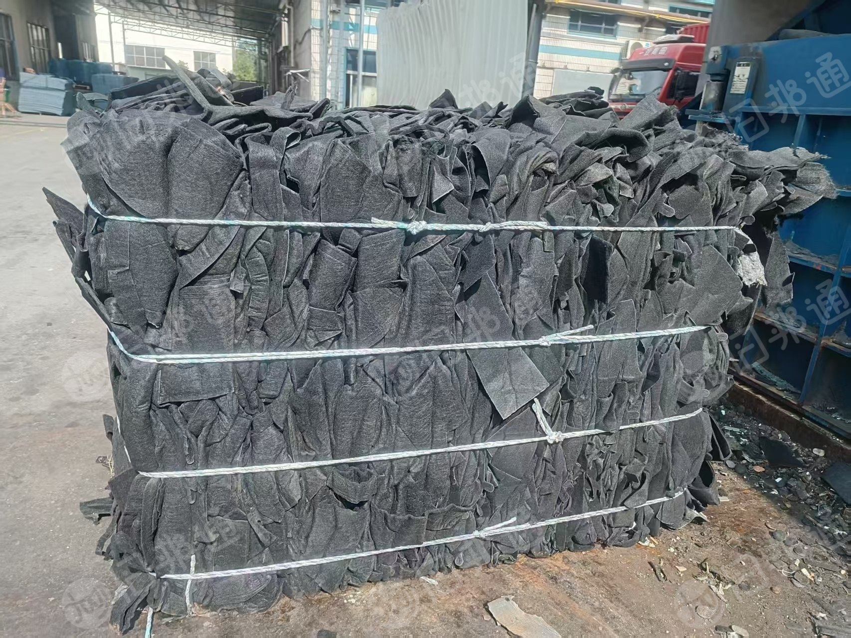 长期出售汽车轮毂边料，涤纶汽车内饰，汽车内饰边角料，基本上都是硬质的，现货三四十吨