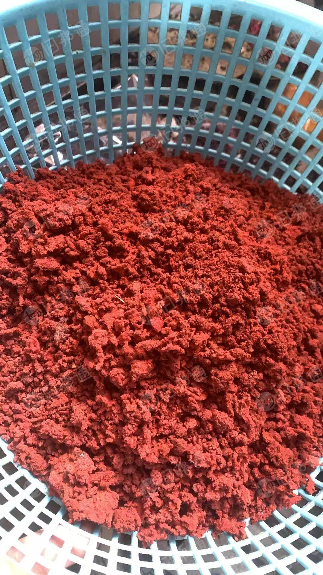 长期出售涤纶地毯料做的涤纶泡料，有大红色和混色泡料，月供100吨左右，货在江苏南通