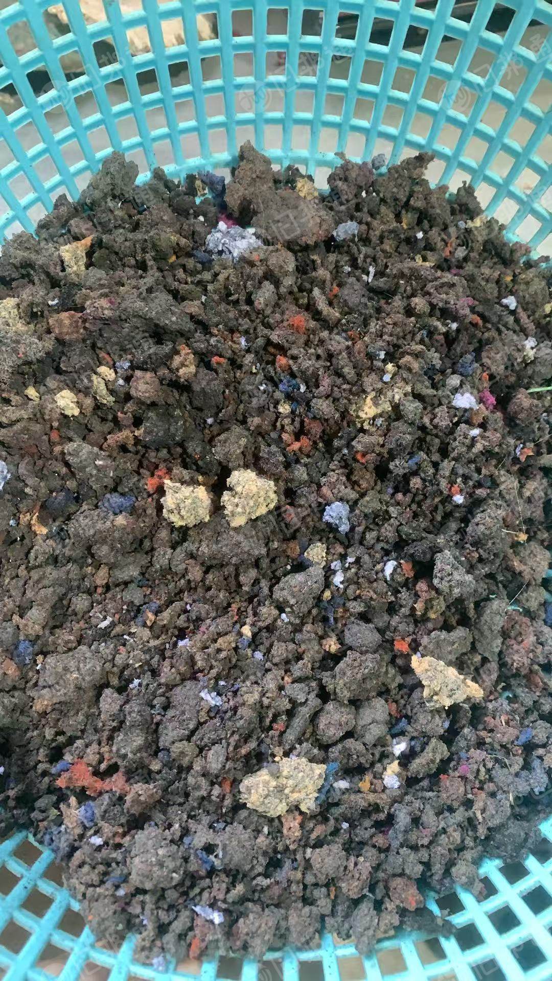 长期出售涤纶地毯料做的涤纶泡料，有大红色和混色泡料，月供100吨左右，货在江苏南通