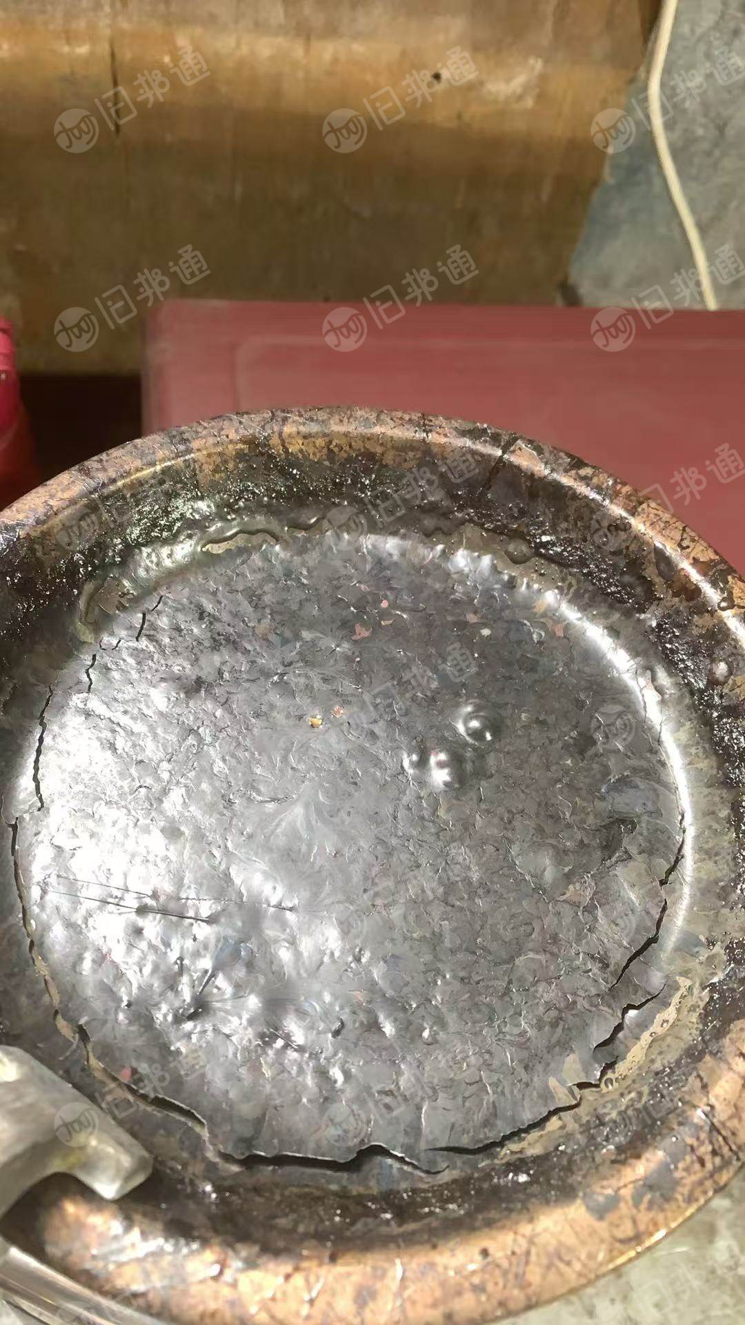 长期出售涤纶地毯料做的涤纶泡料，有大红色和混色泡料，月供100吨左右，货在江苏南通