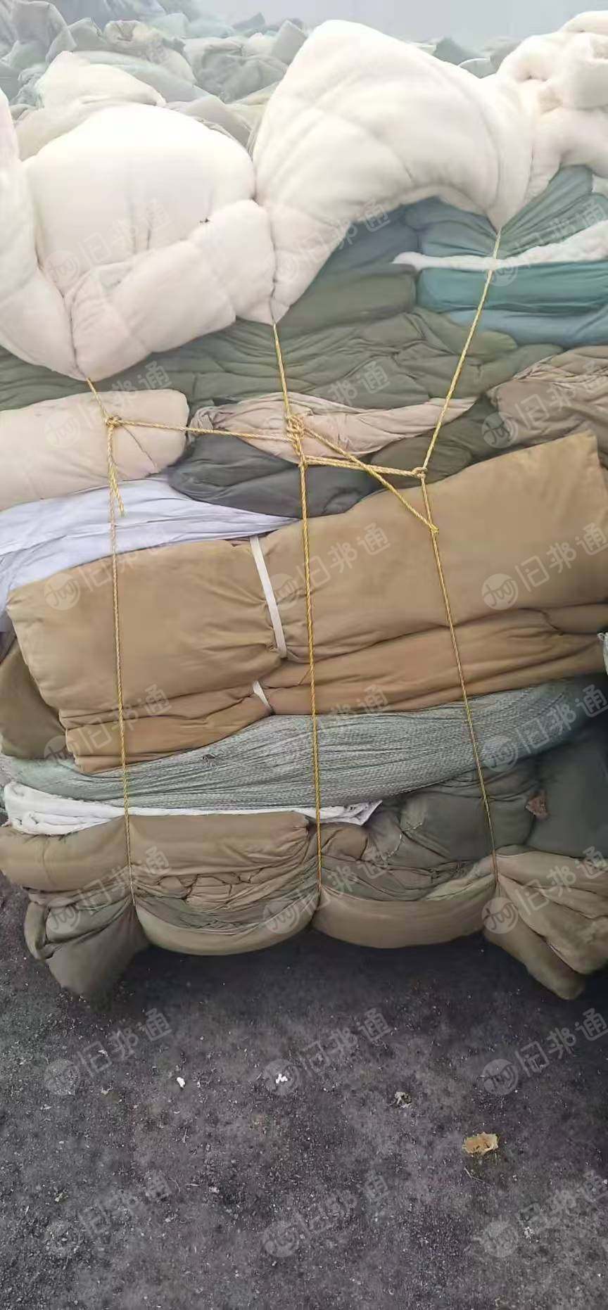 出售部队里退下来的的被子，褥子，枕头，现货有20吨左右，货在浙江台州