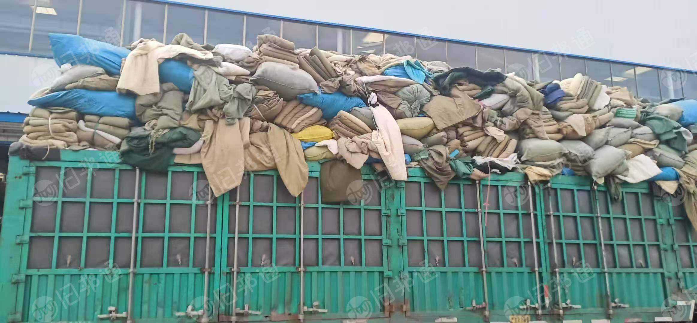 出售部队里退下来的的被子，褥子，枕头，现货有20吨左右，货在浙江台州