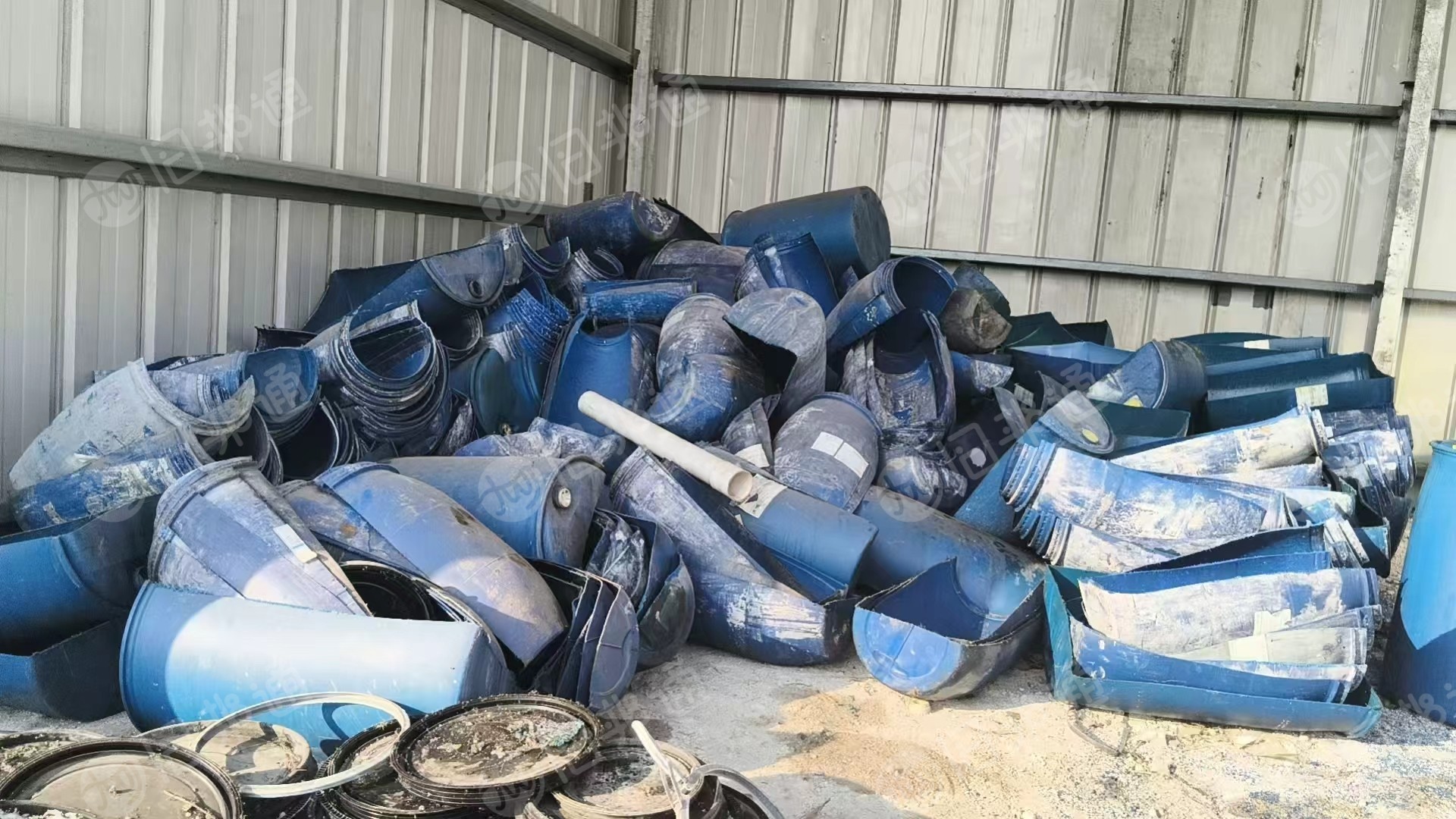 出售蓝桶切片料， 一天就有160多个了，有打包好，装过化工原料下来的