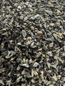 出售油箱破碎料，水粉的低压料，月供120吨