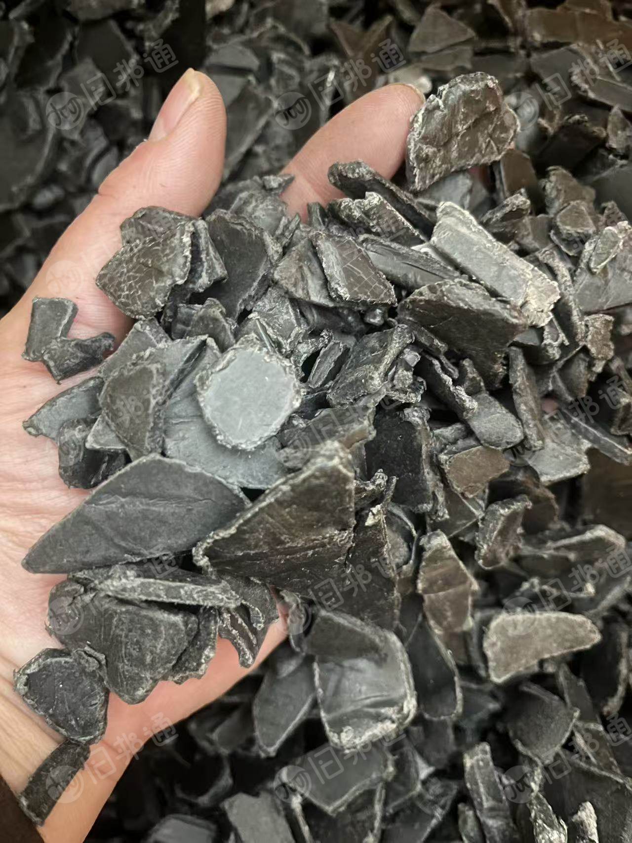 出售退漆保险杠破碎料，月供300吨