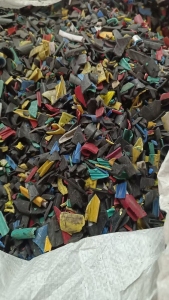 出售PVC电缆皮破碎料，有纯黑色和混色的