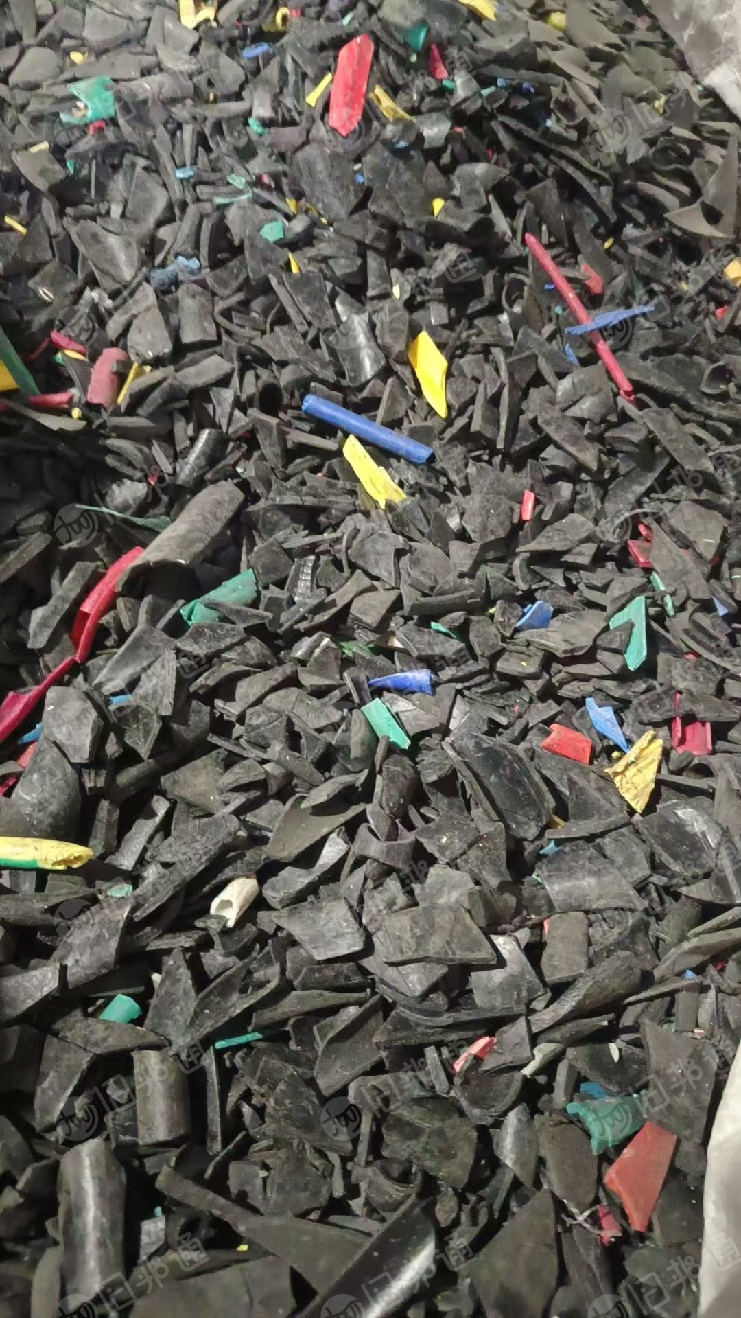 出售PVC电缆皮破碎料，有纯黑色和混色的